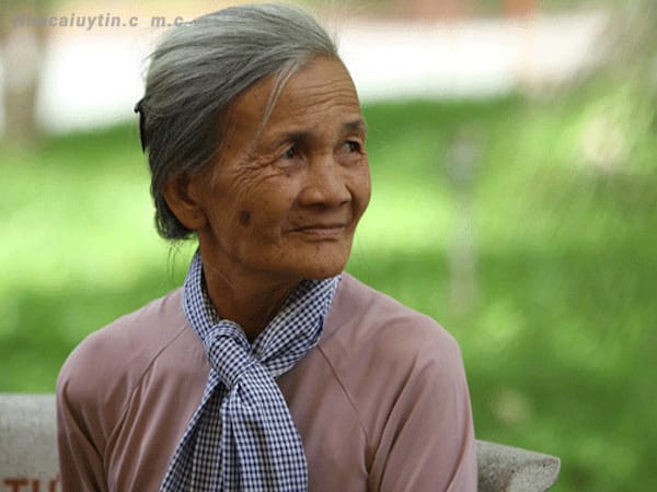 Ngủ mơ thấy đi chùa cùng bà nội